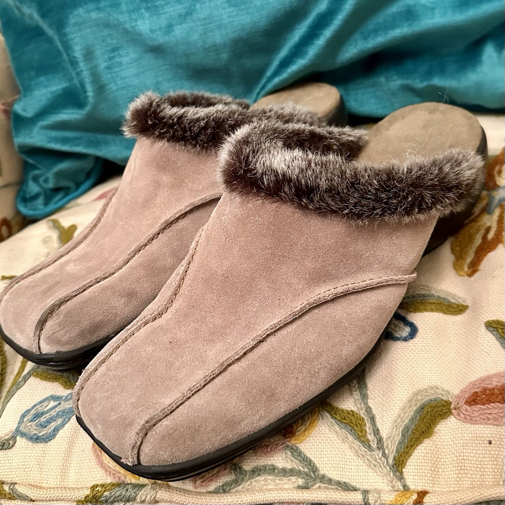 Aerosoles Tan Suede Fur Lined Clogs Heels Women’s Size 7.5 Slip On Mules Comfort